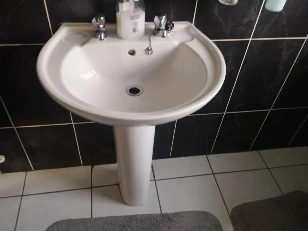 Bath, sink , toilet - Image 2