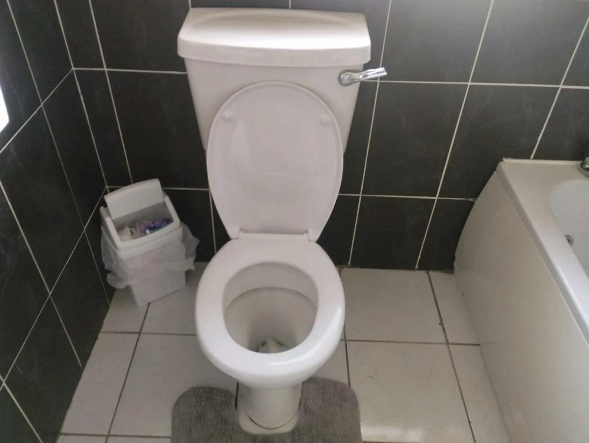 Bath, sink , toilet - Image 3