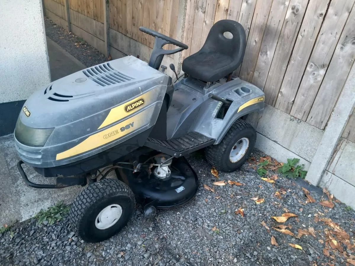 Ride on on lawnmower - Image 1