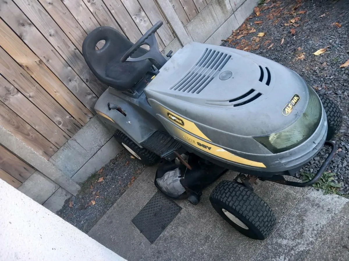 Ride on on lawnmower - Image 2