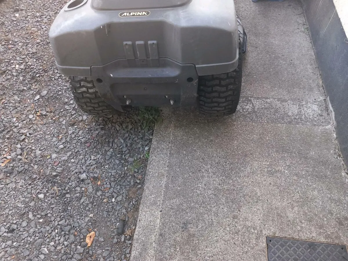 Ride on on lawnmower - Image 3