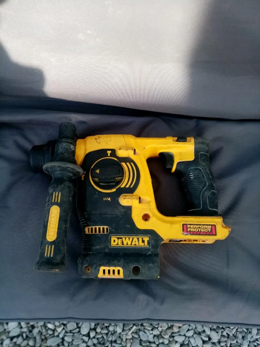 Dewalt 18v XR LI-ION Battery Hammer Drill - Image 1