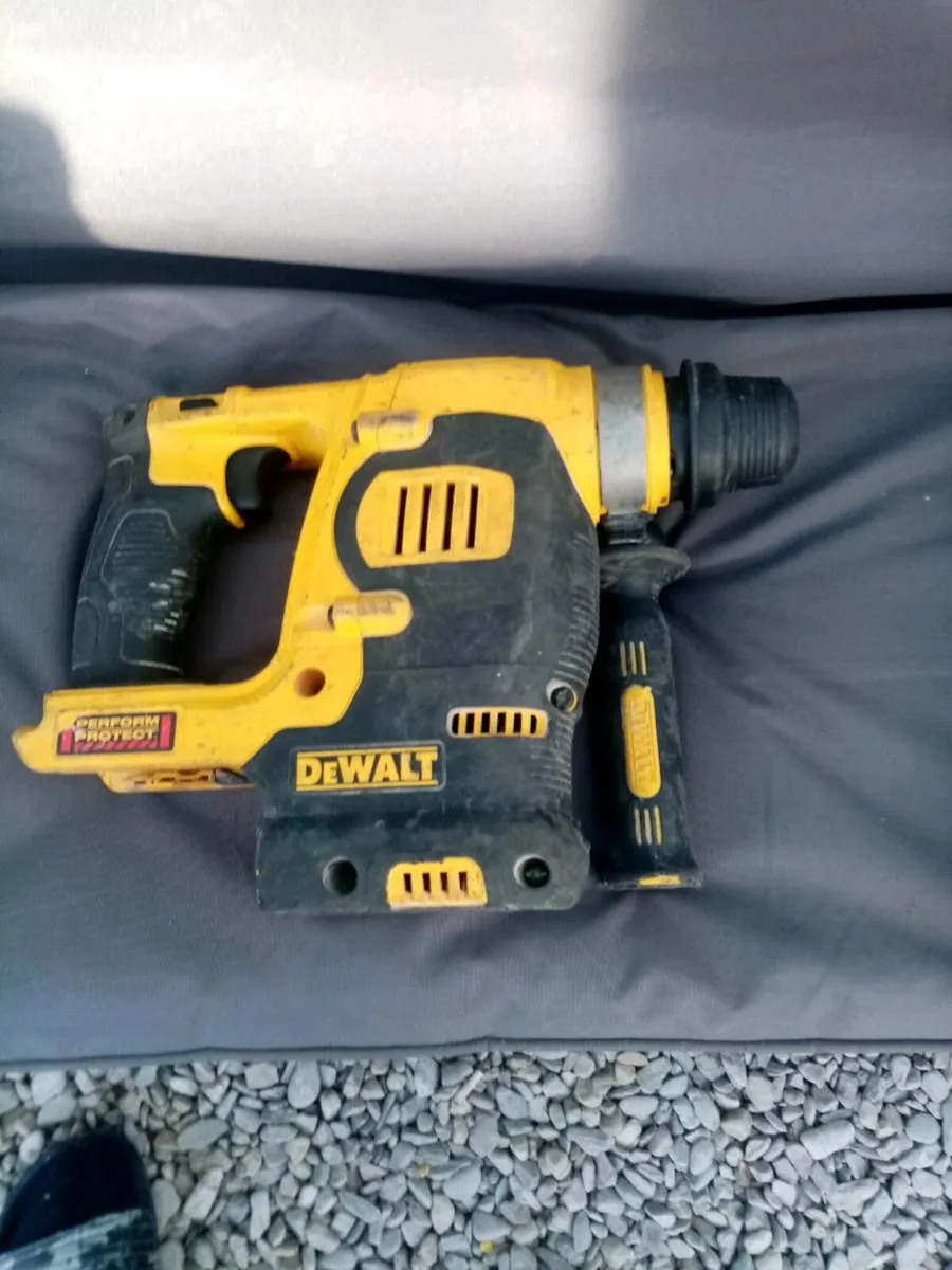 Dewalt 18v XR LI-ION Battery Hammer Drill - Image 2