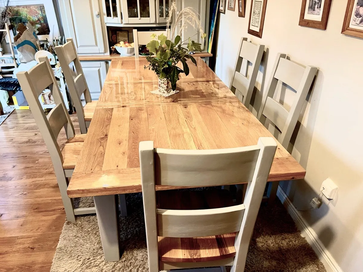 Table and chairs - Image 1