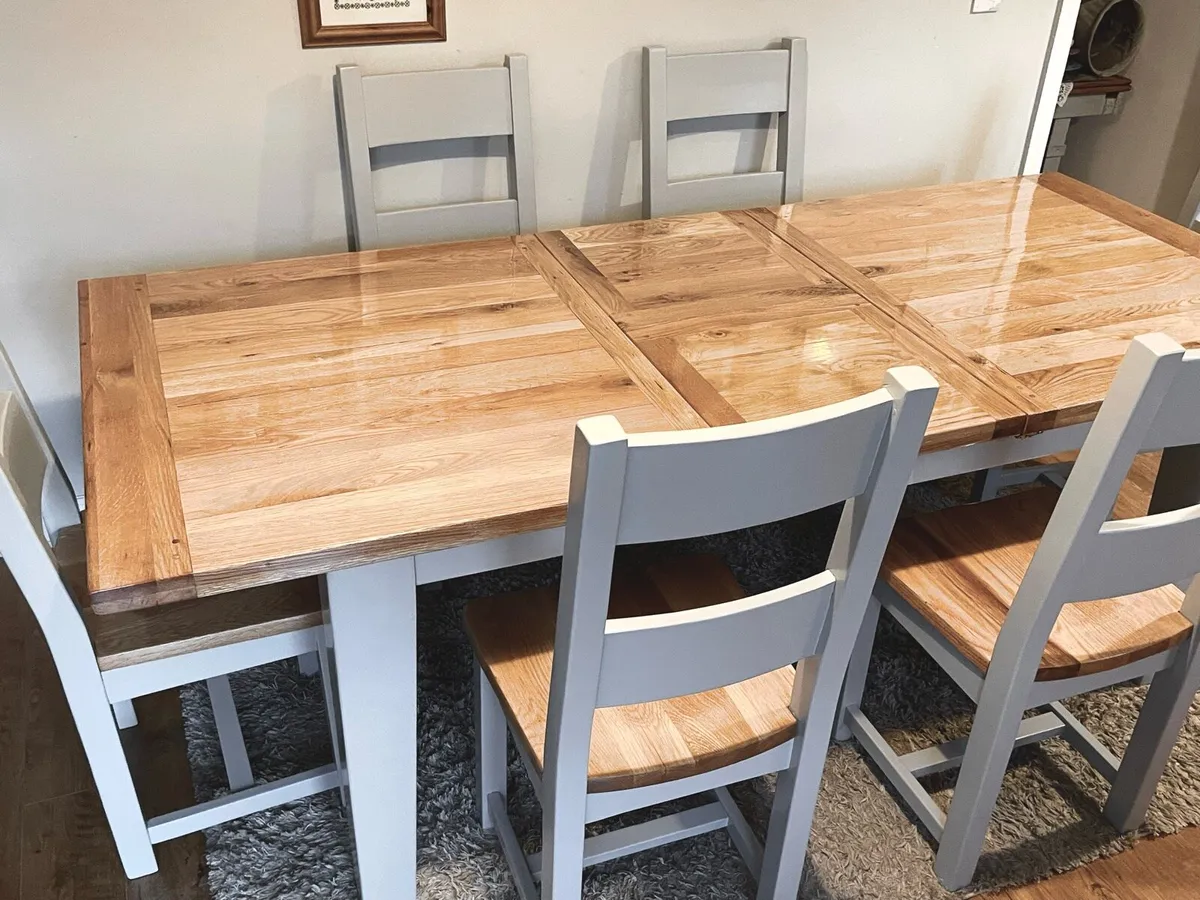 Table and chairs - Image 2