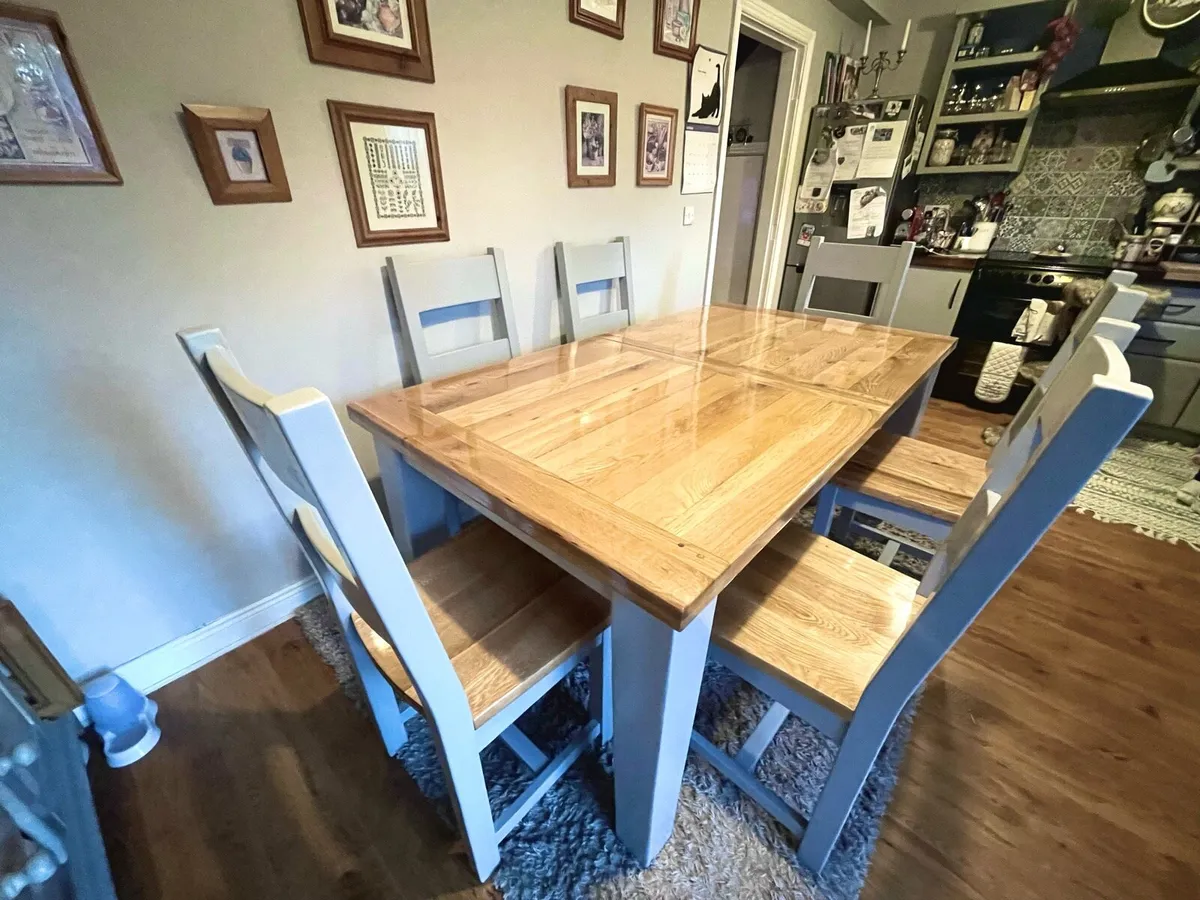 Table and chairs - Image 3