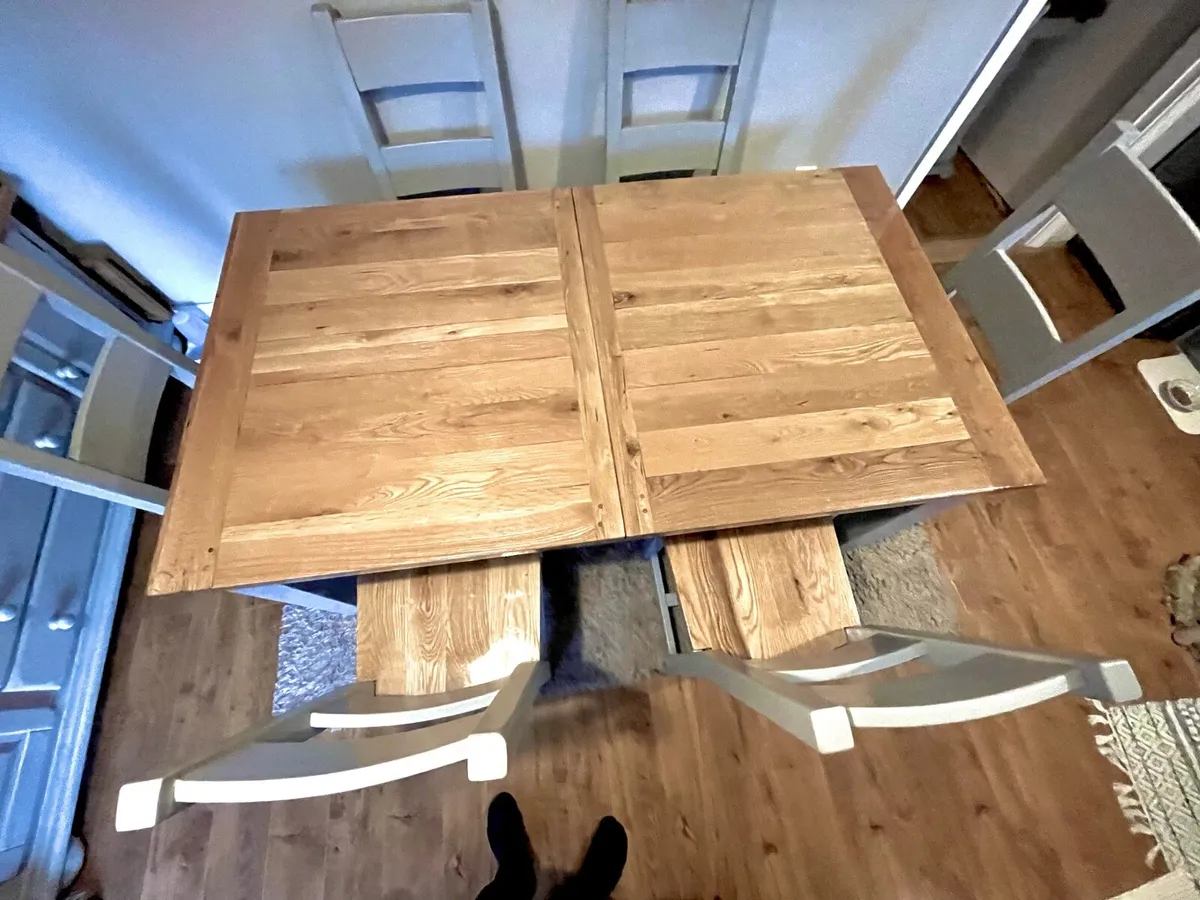 Table and chairs - Image 4