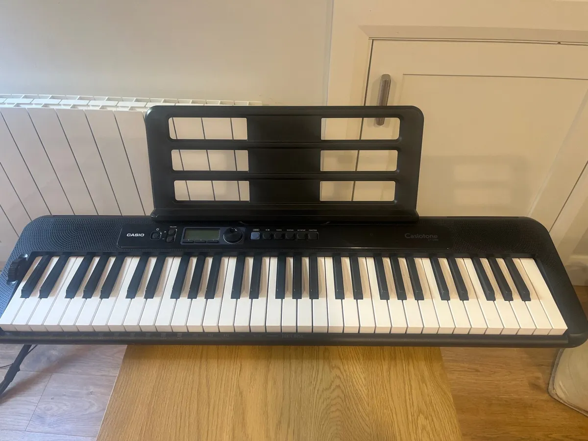 Electronic piano keyboard - Image 1