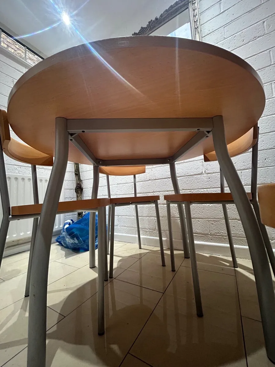 Round table and 4 chairs - Image 2