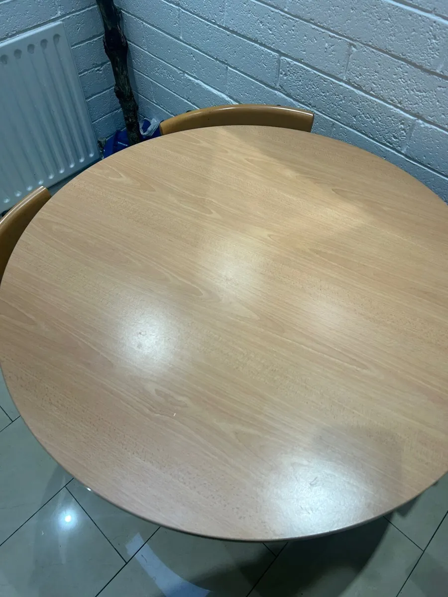 Round table and 4 chairs - Image 3