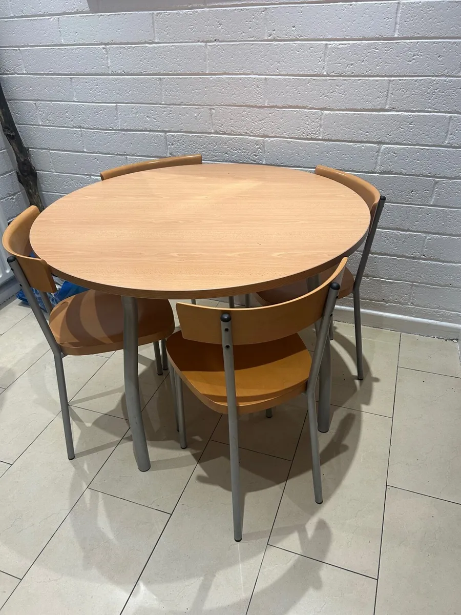 Round table and 4 chairs - Image 1