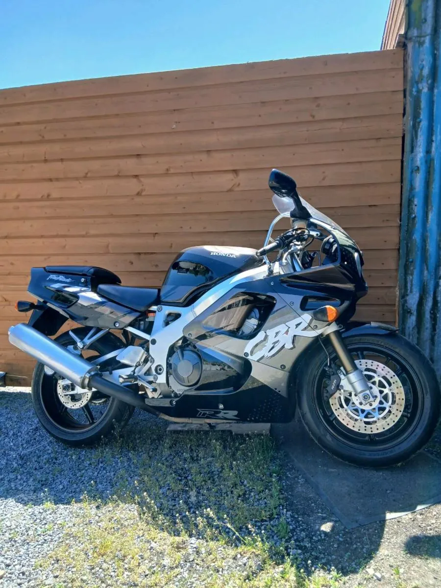 Honda cbr 900rr sc 28 fireblades - Image 2