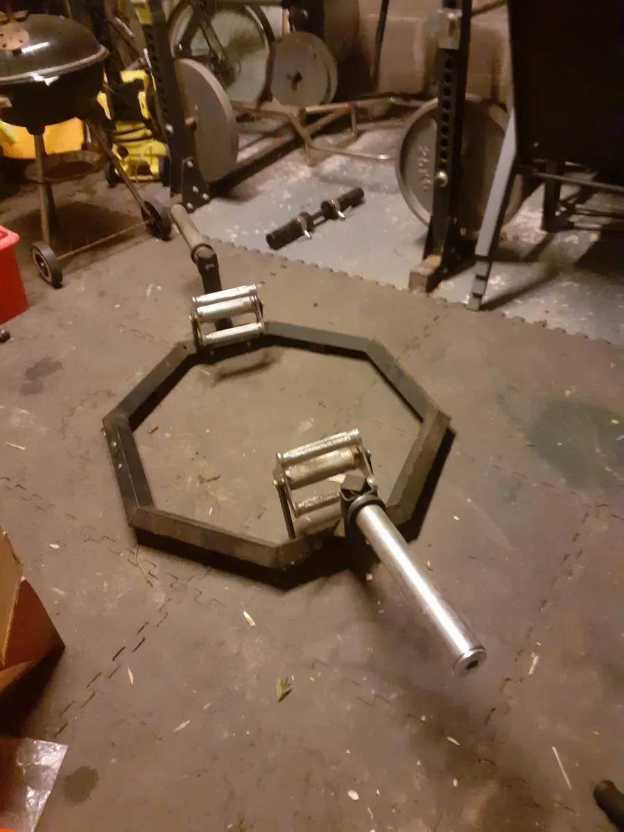 Deadlift hex bar and gym equipment - Image 1