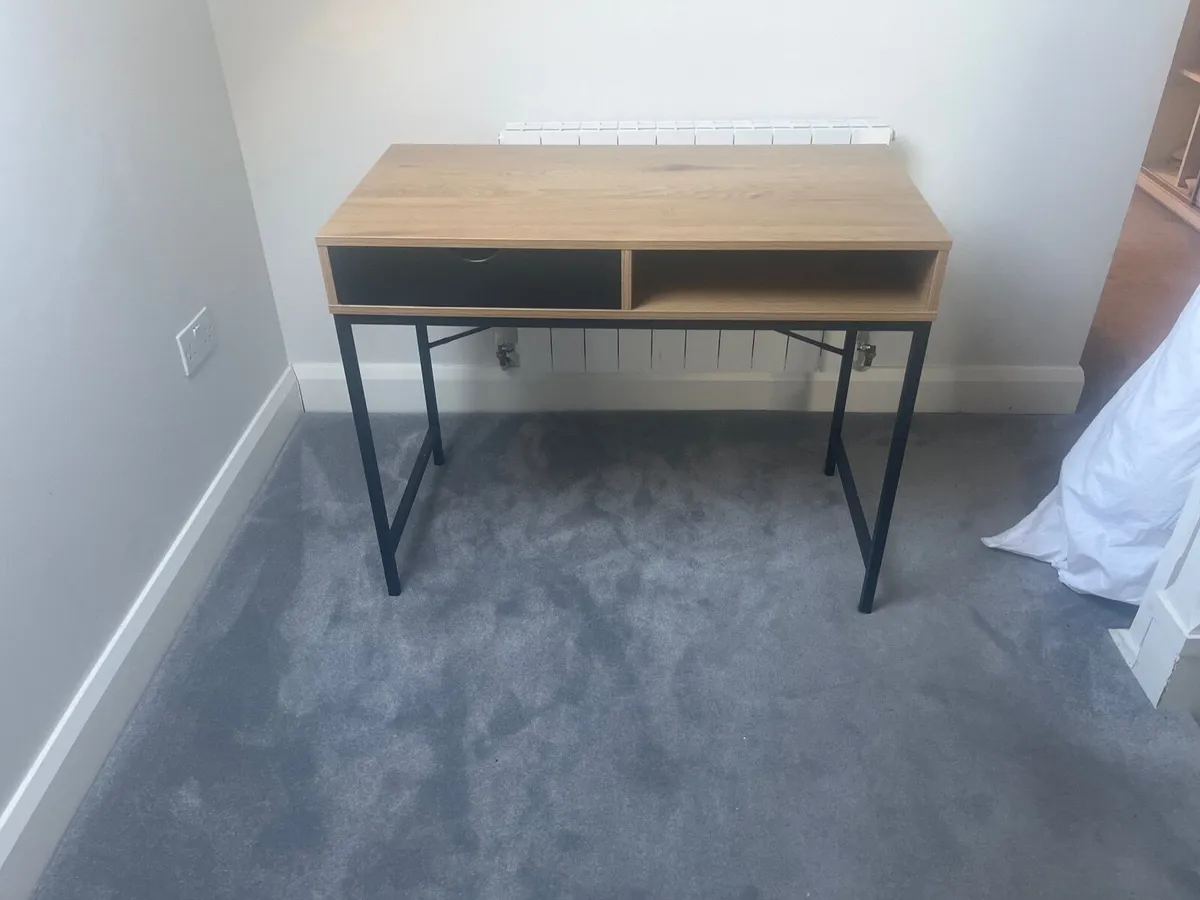 Wooden desk - Image 1