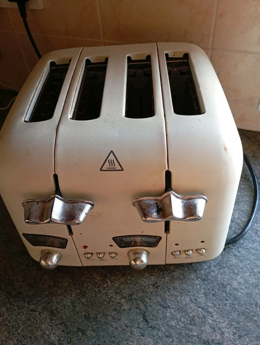 DeLonghi 4 Slice Toaster - Image 1