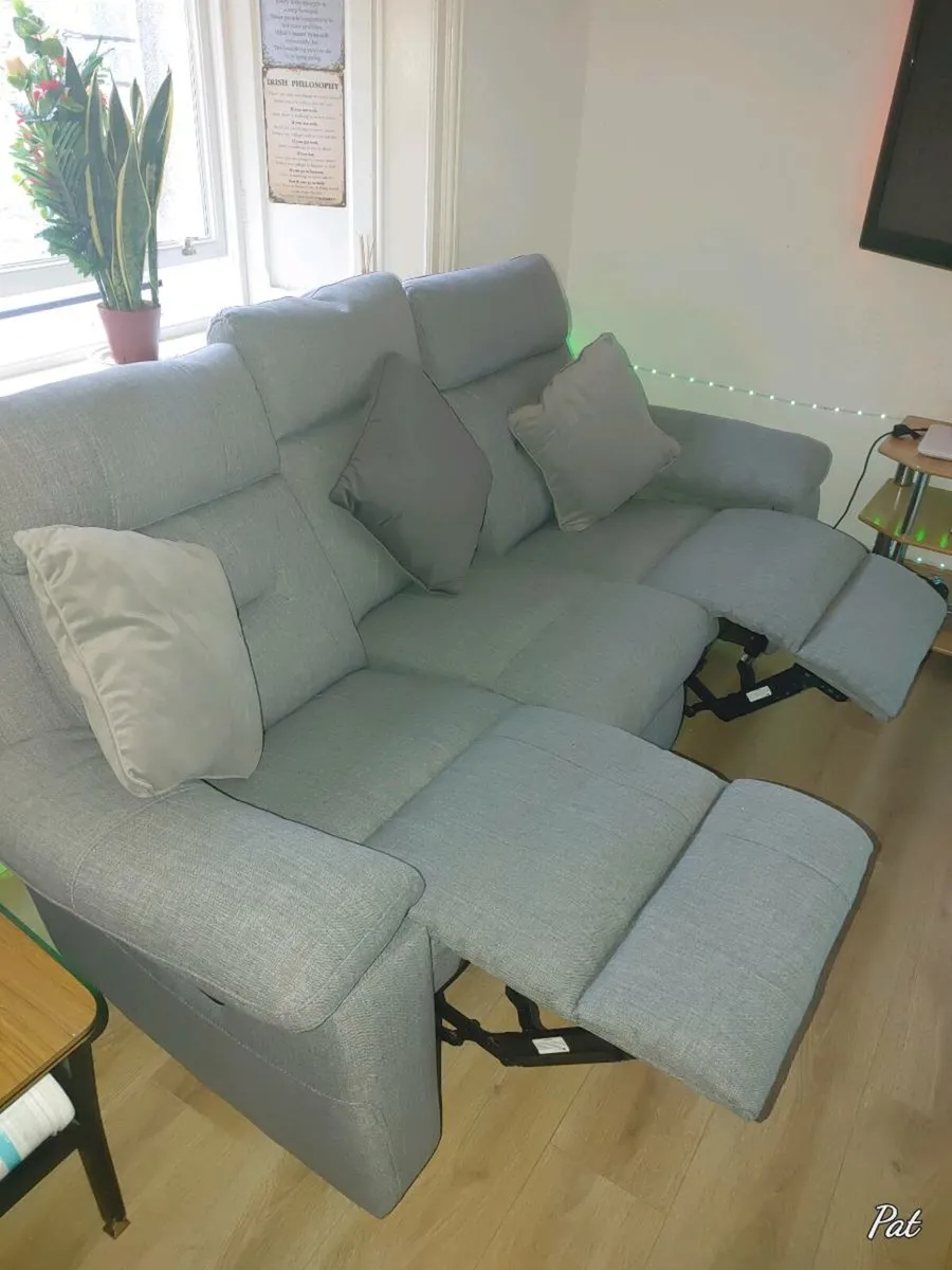3 seater recliner as new 2 month old , cost 1000e. - Image 1