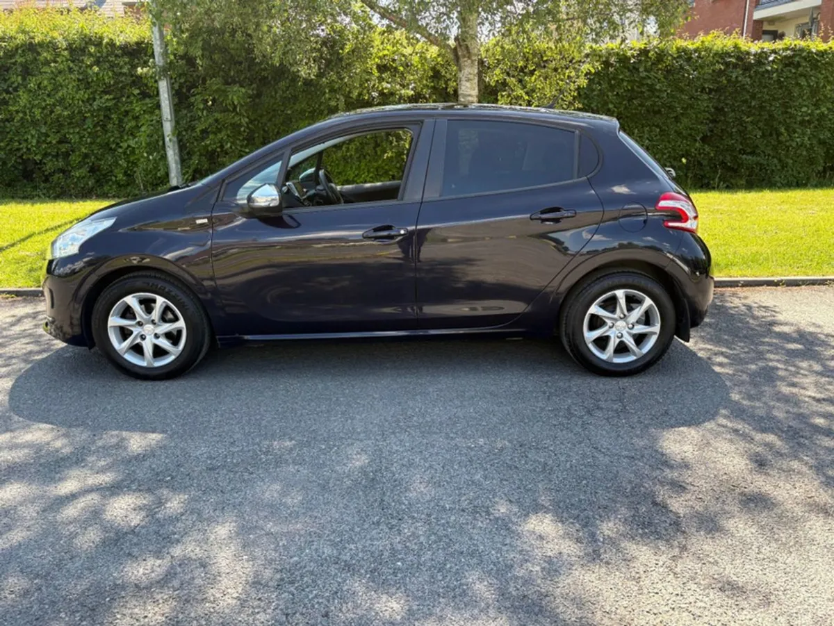 Peugeot 208 1.2 VTI Style 82bhp 5DR - Image 2