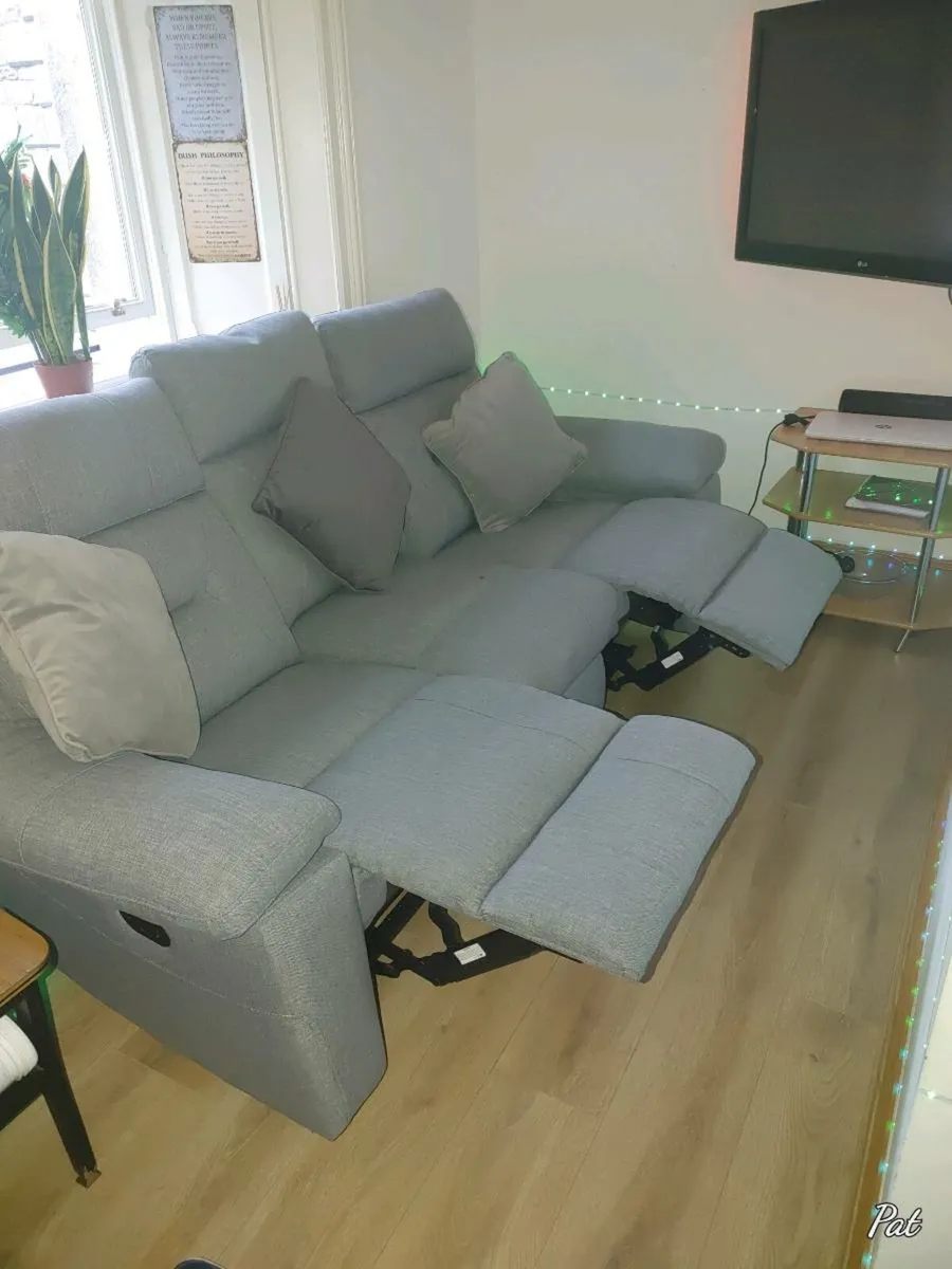3 seater recliner as new 2 month old , cost 1000e. - Image 3