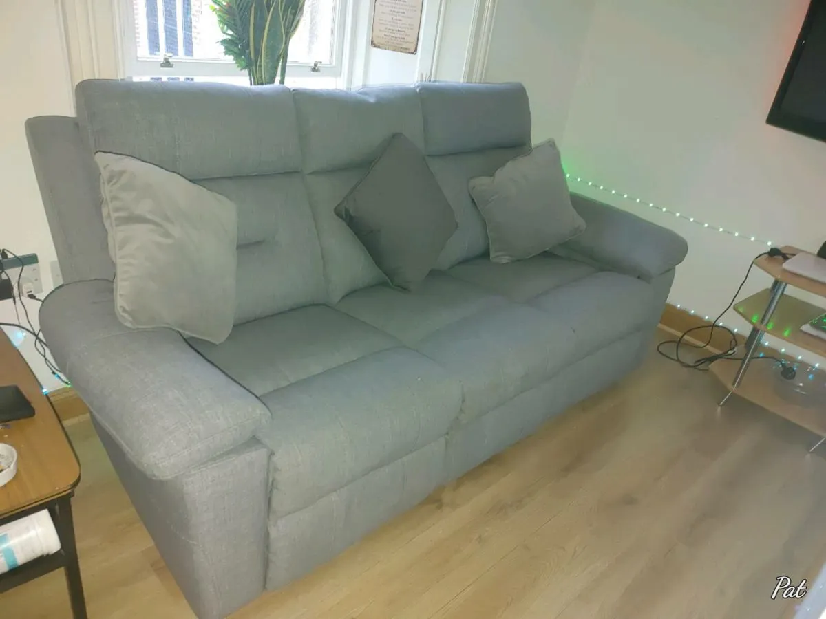 3 seater recliner as new 2 month old , cost 1000e. - Image 4