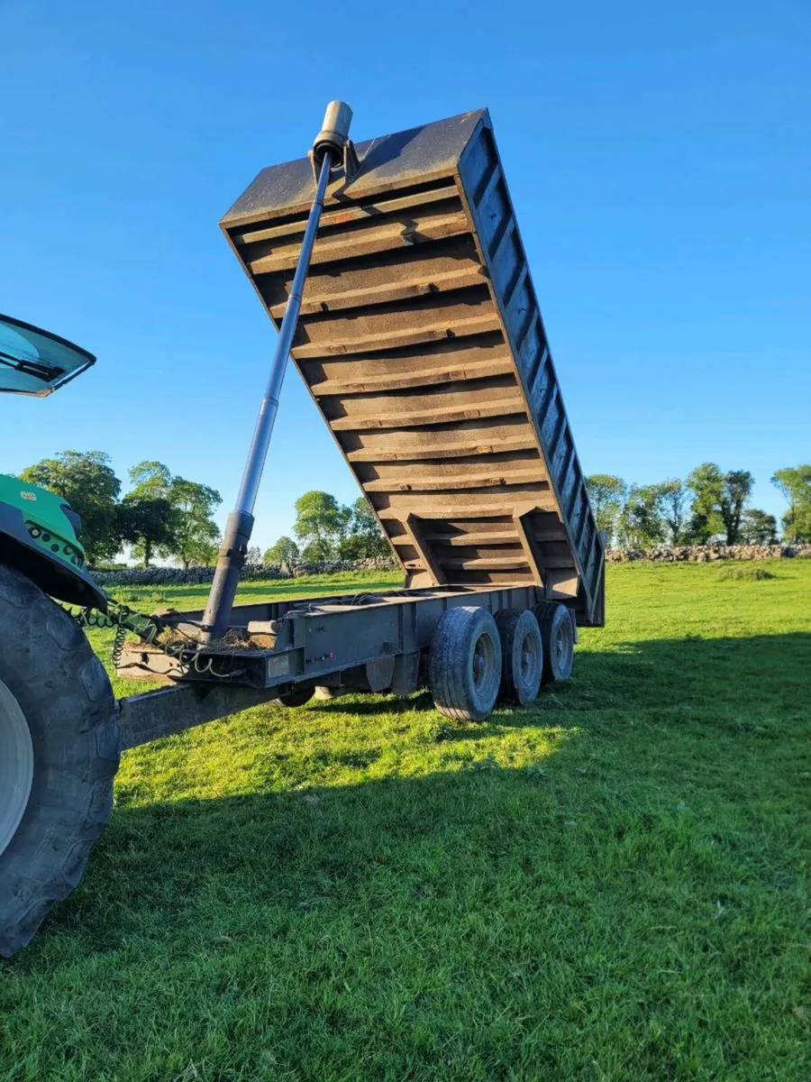 Tri axel dump trailer - Image 1