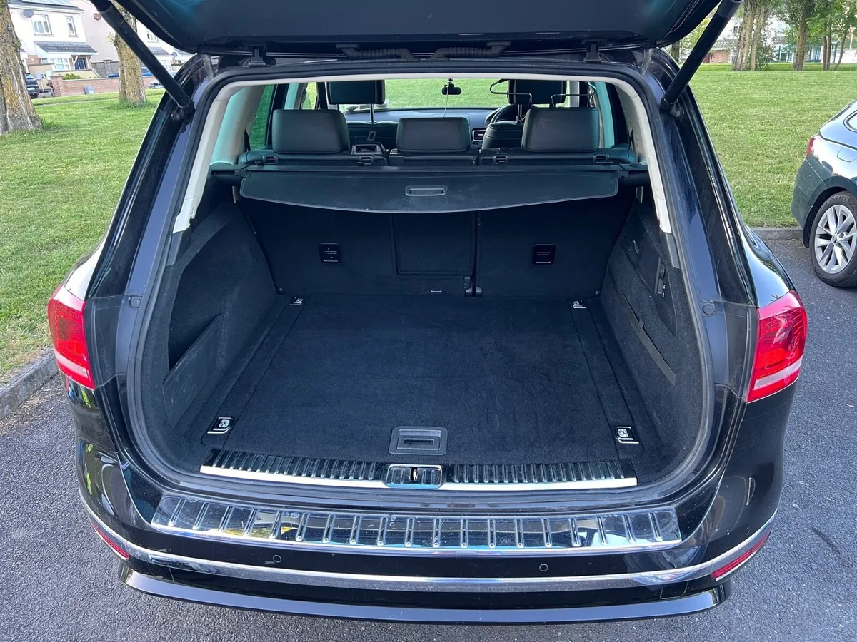 VW Touareg R Line 3.0 V6 - Image 4