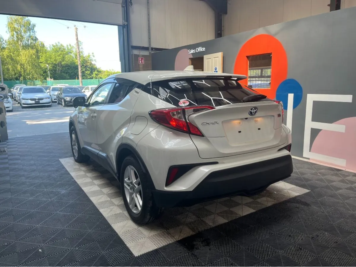Toyota C-HR 1.8 Hyrbid / 98k KMs / Reverse Camera - Image 4