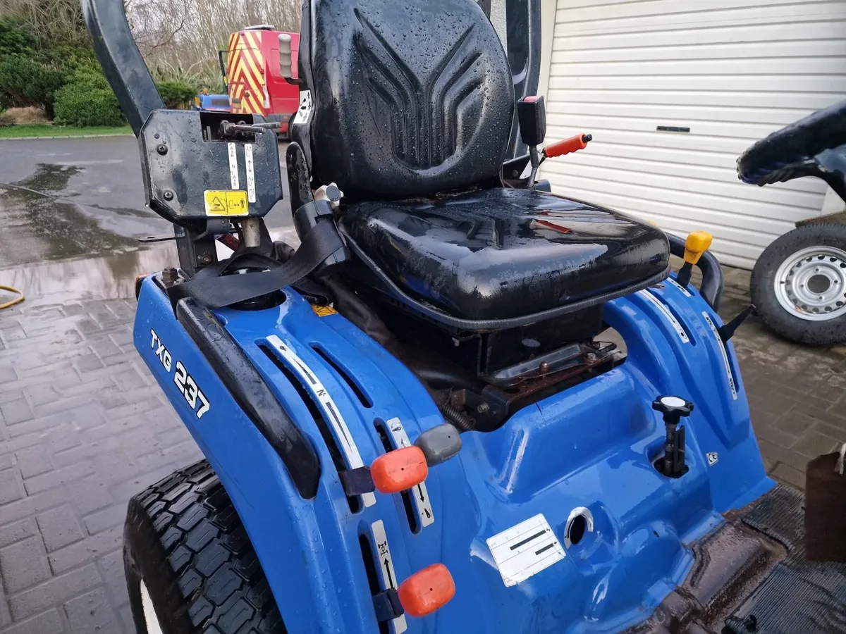 Iseki Compact Tractor Ride on Mower Lawnmower - Image 2