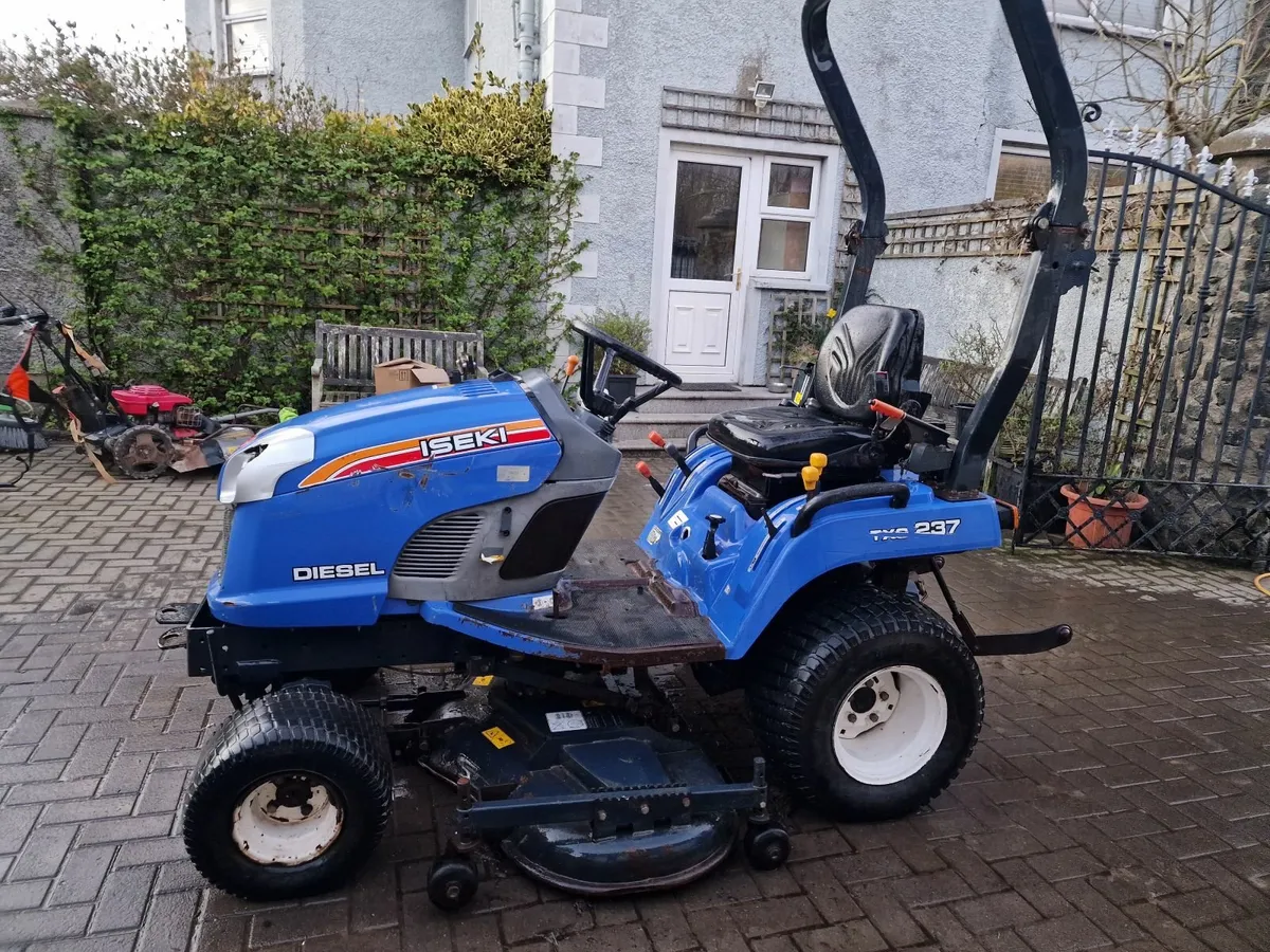 Iseki Compact Tractor Ride on Mower Lawnmower - Image 3