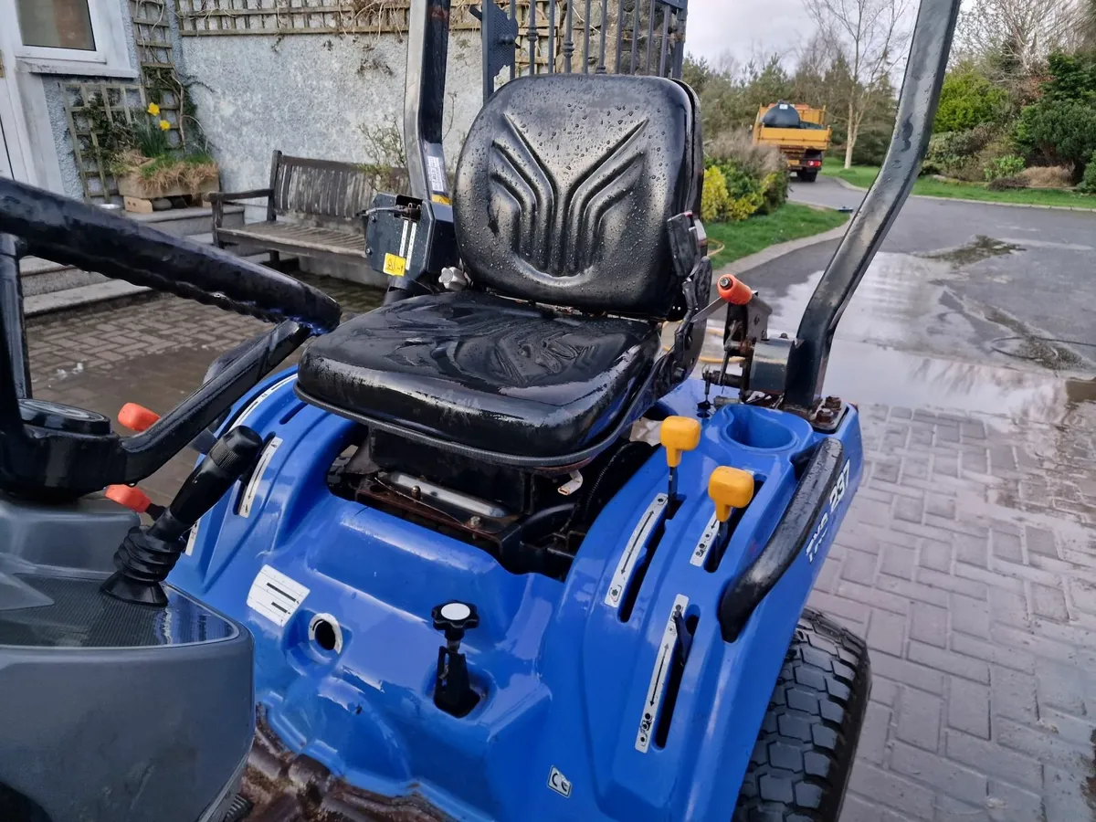 Iseki Compact Tractor Ride on Mower Lawnmower - Image 4