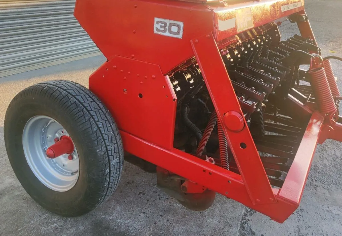 MF 30 seeder corn drill - Image 4