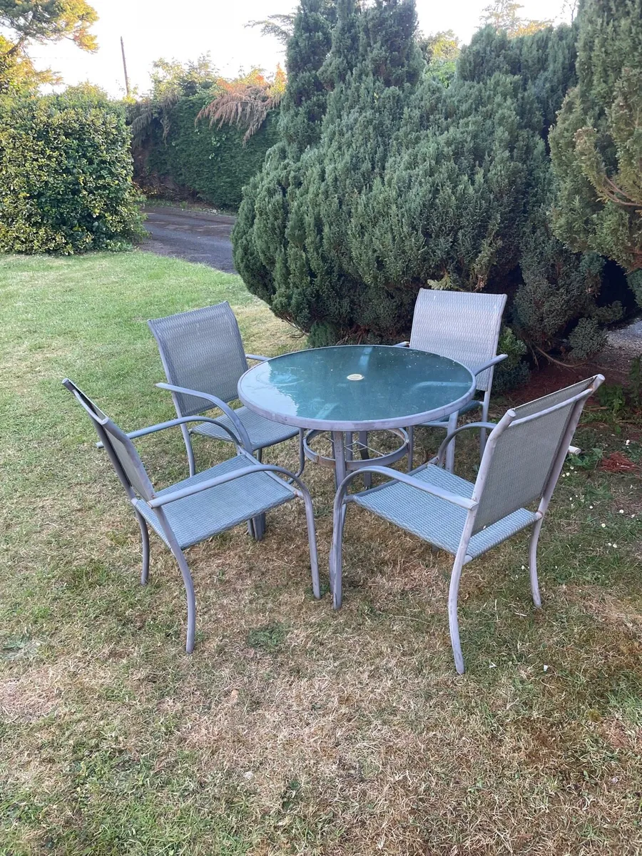 Garden table + 4 chairs set €80 - Image 1