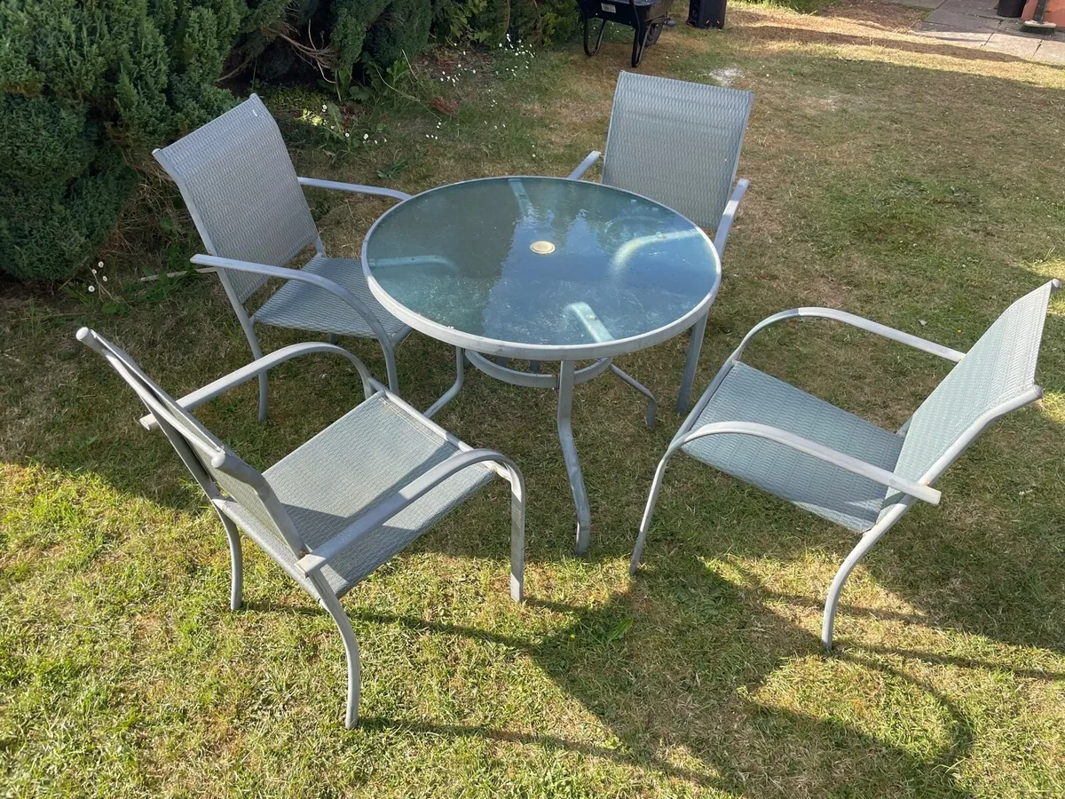 Garden table + 4 chairs set €80 - Image 4