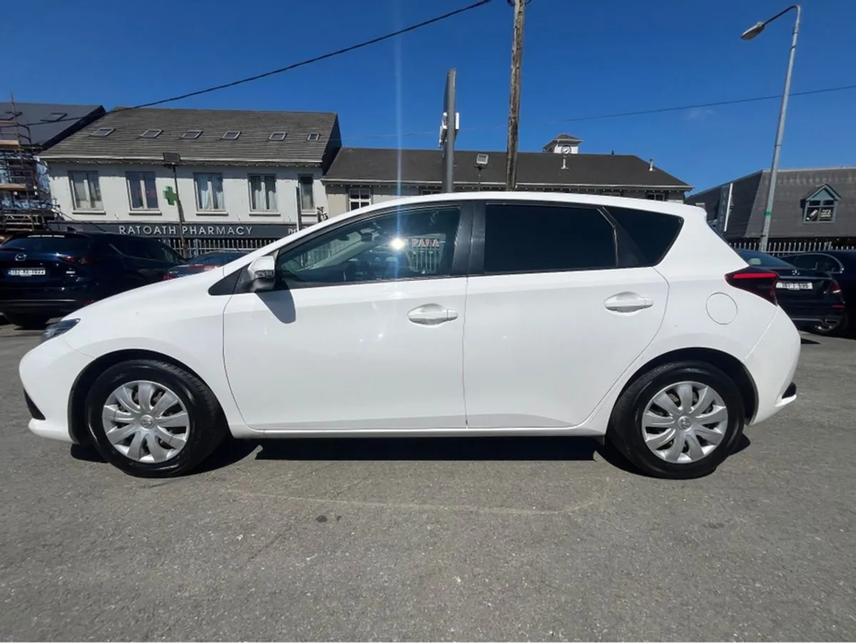 Toyota Auris 1.4 D-4d Terra - Image 2