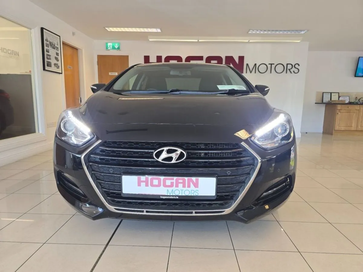 Hyundai i40 Executive Saloon Diesel - Image 2