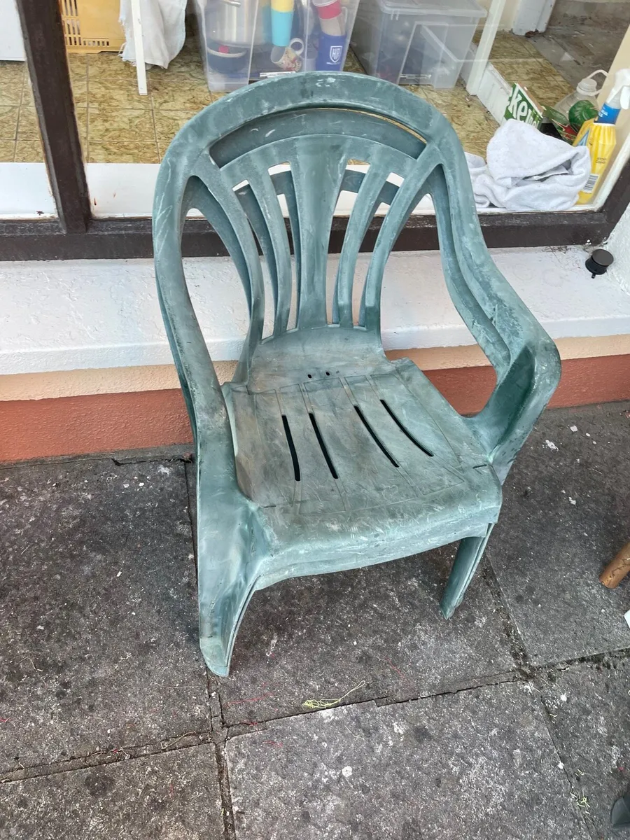 2 plastic chairs €20 - Image 1