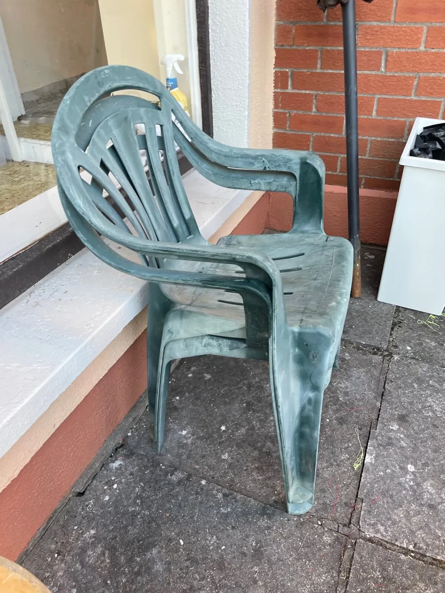 2 plastic chairs €20 - Image 2