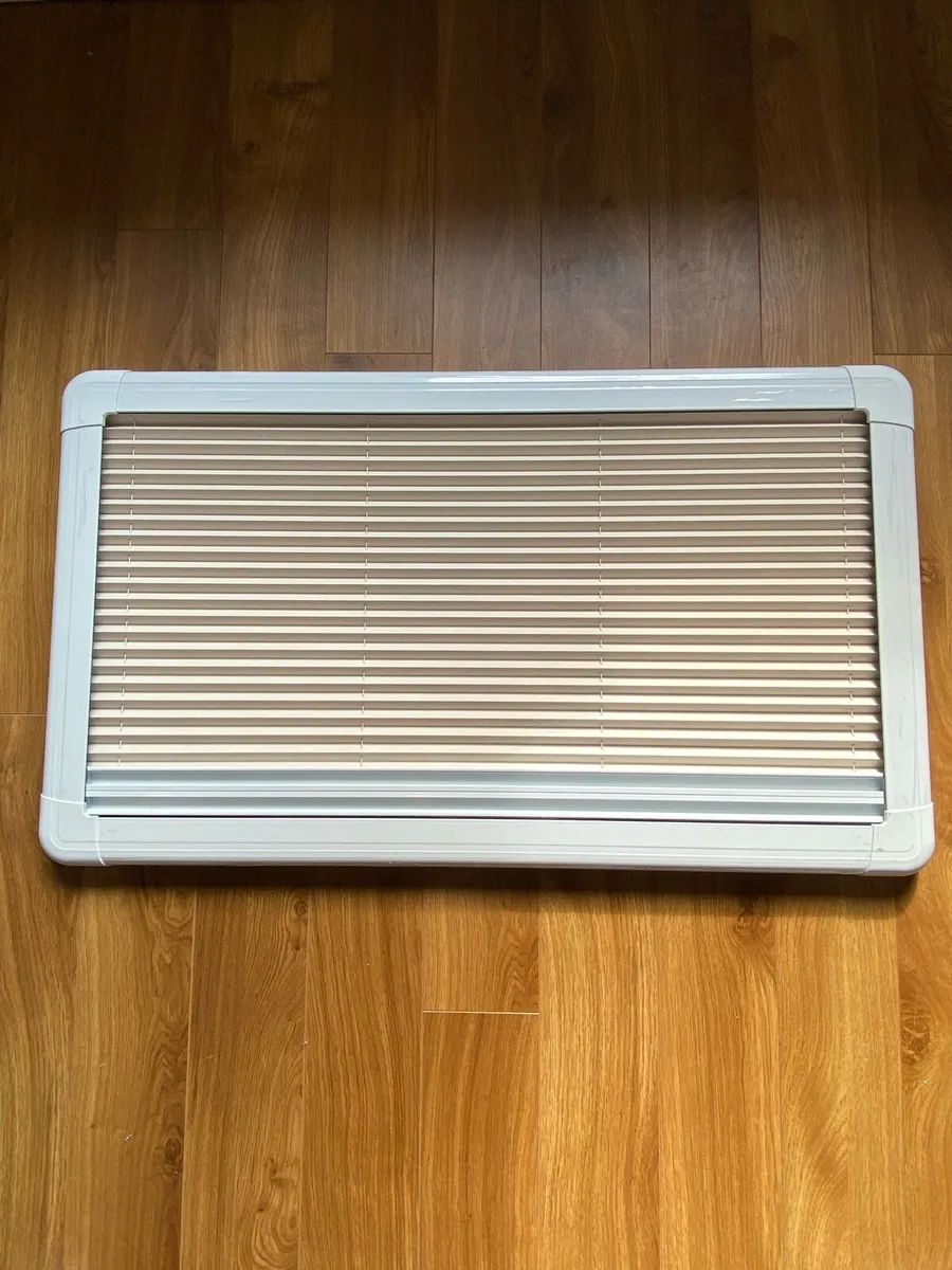 900X500 Push Out Window with Blinds and Fly Net - Image 3