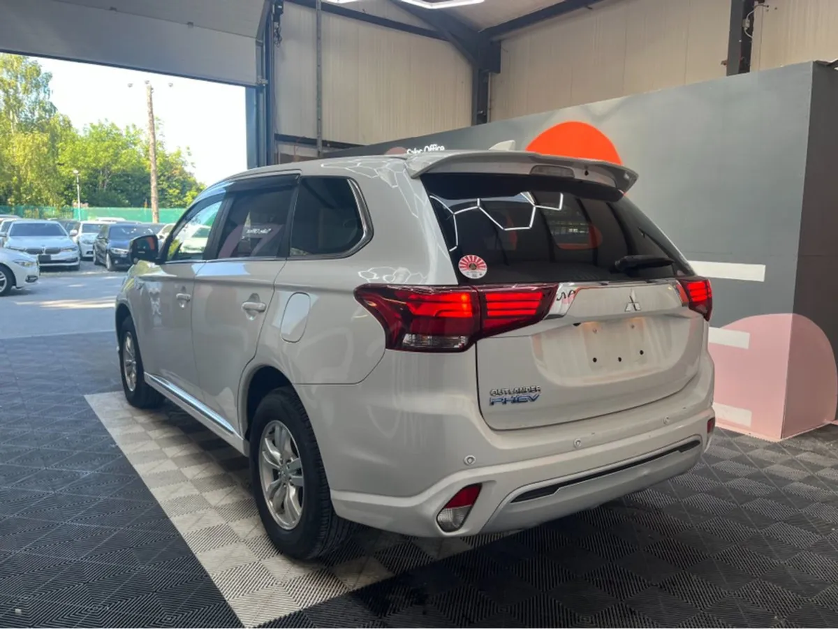 Mitsubishi Outlander 2.4 Hybrid / 71k KMs / Heate - Image 4