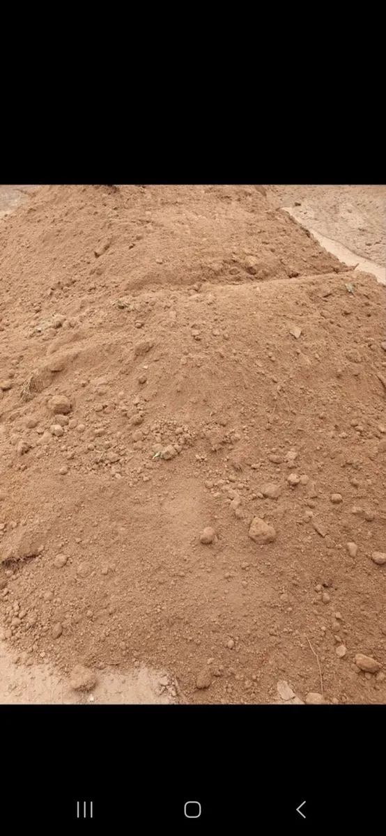 TOP QUALITY TOPSOIL DELIVERED 20 TONNE LOADS - Image 1