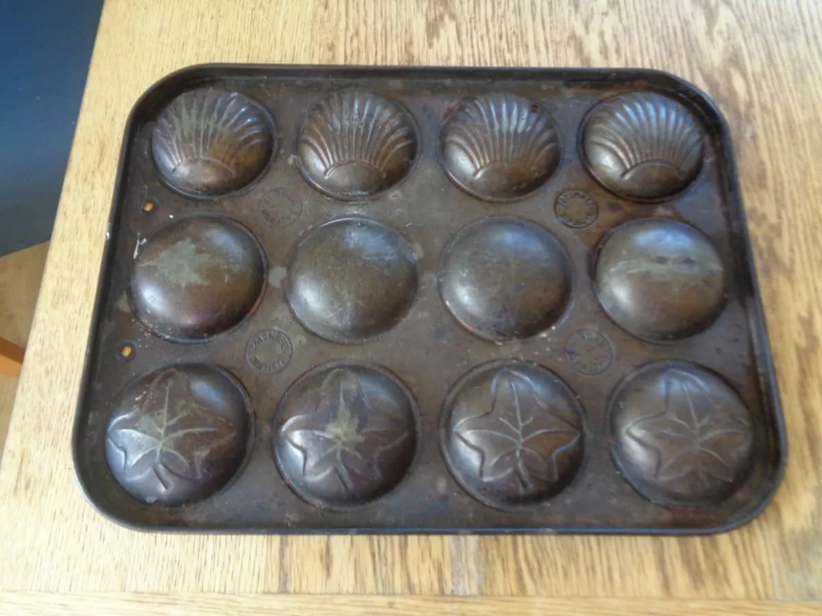 Vintage Bun Tray for Sale - Image 2