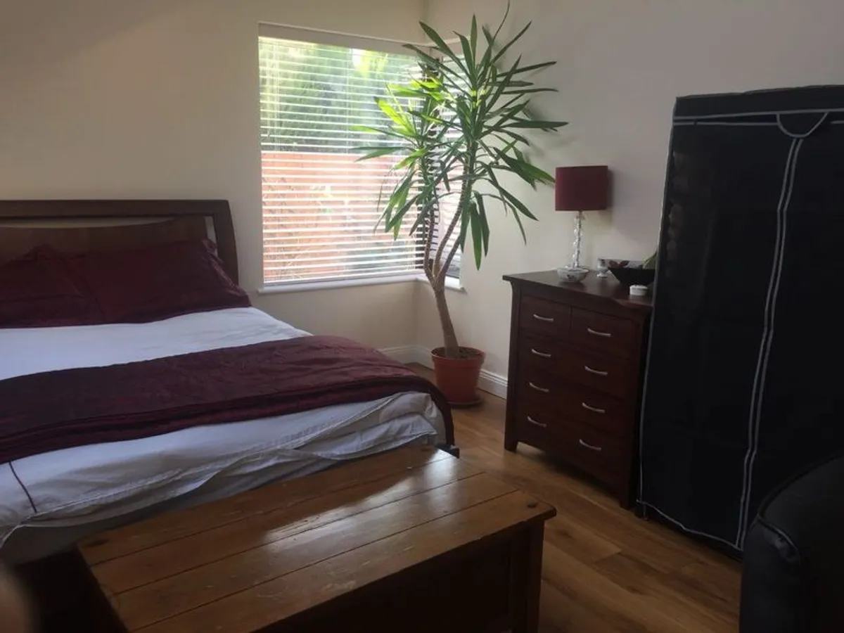 bed, 2 side lockers and chest of drawers - Image 2