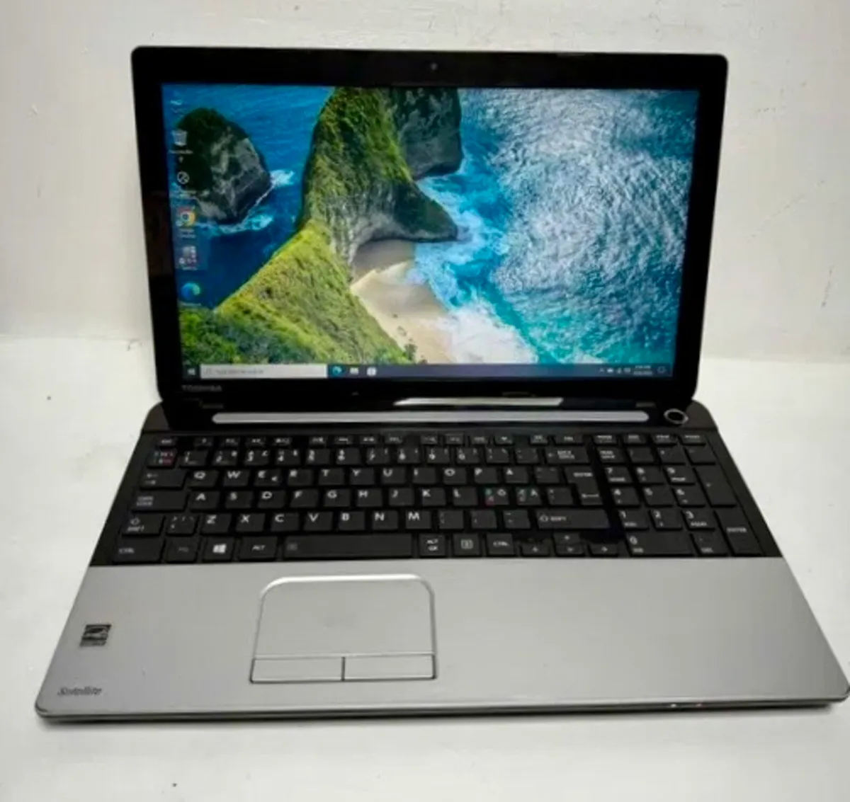 Toshiba Satellite 15 - Image 1