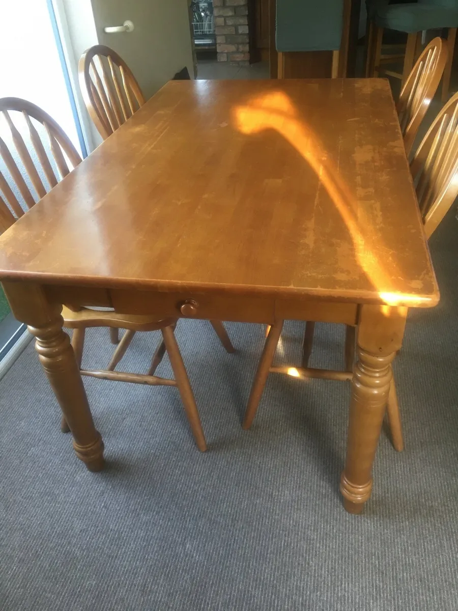 Table and chairs - Image 3