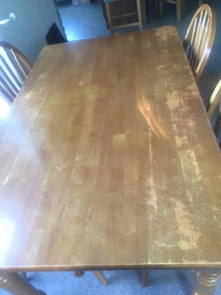 Table and chairs - Image 4