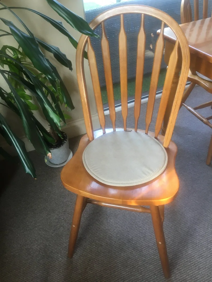 Table and chairs - Image 2