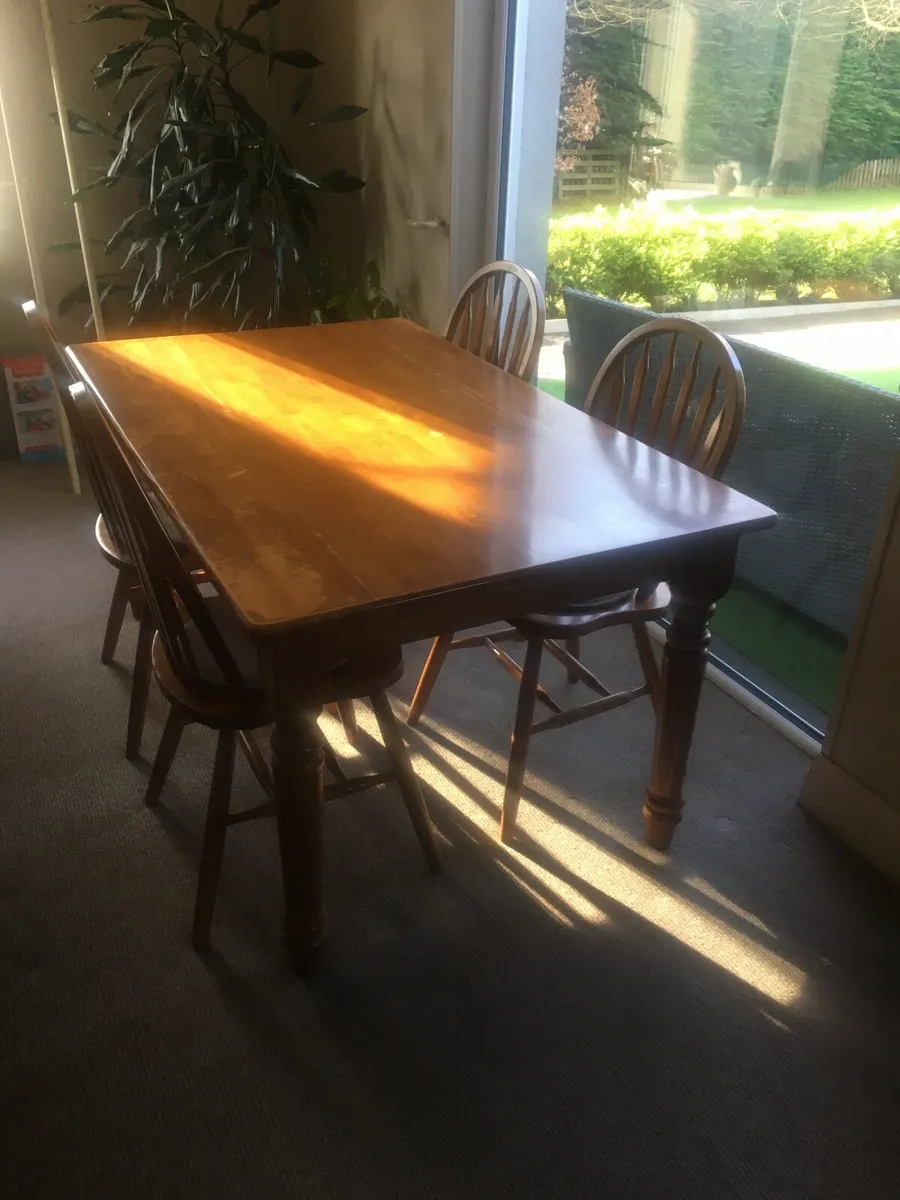 Table and chairs - Image 1