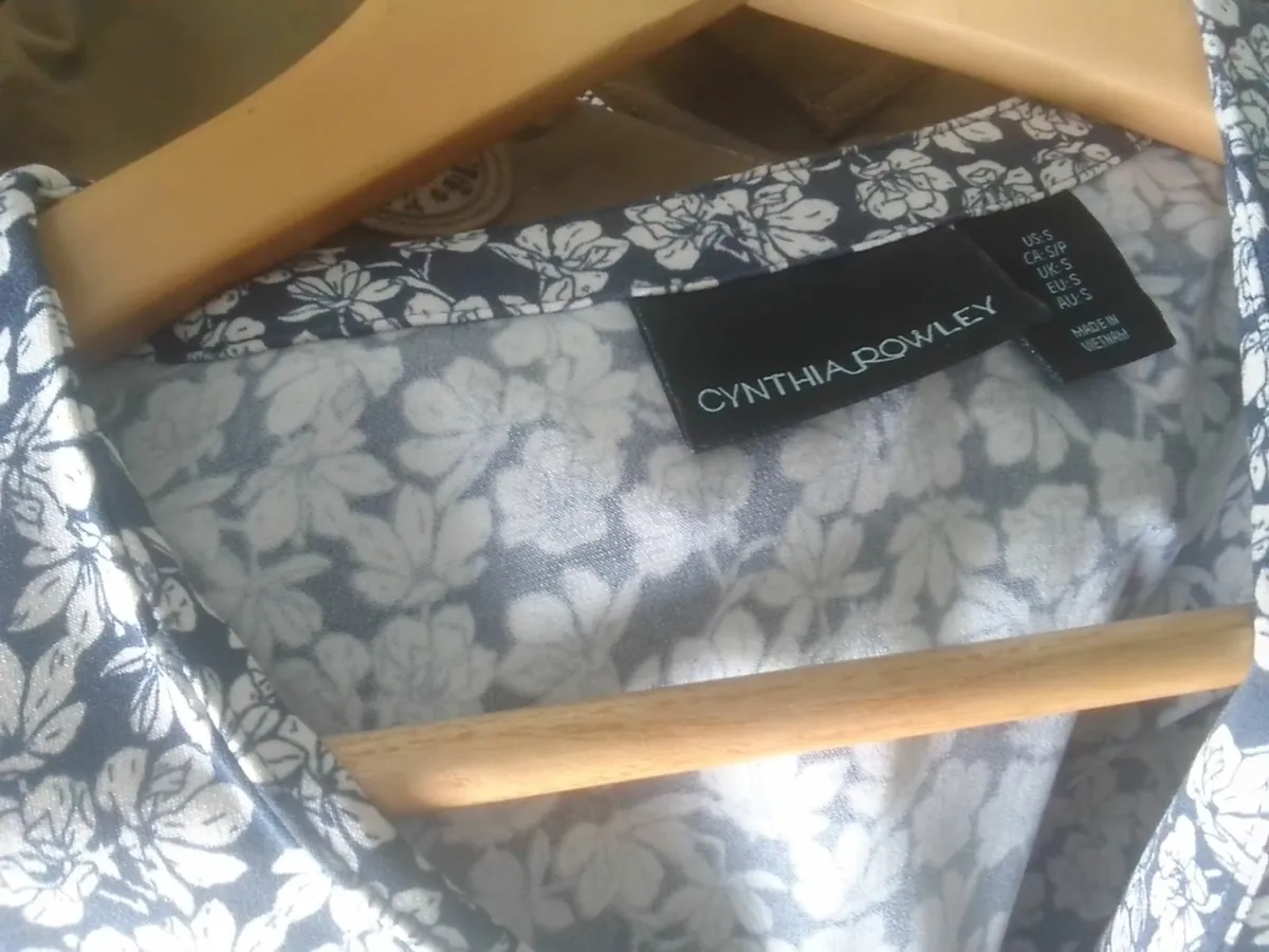CYNTHIA ROWLEY DESIGNER FLORAL TOP 12 AS NEW - Image 3