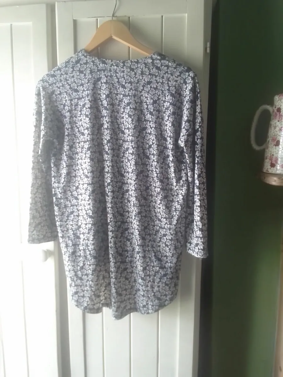 CYNTHIA ROWLEY DESIGNER FLORAL TOP 12 AS NEW - Image 4