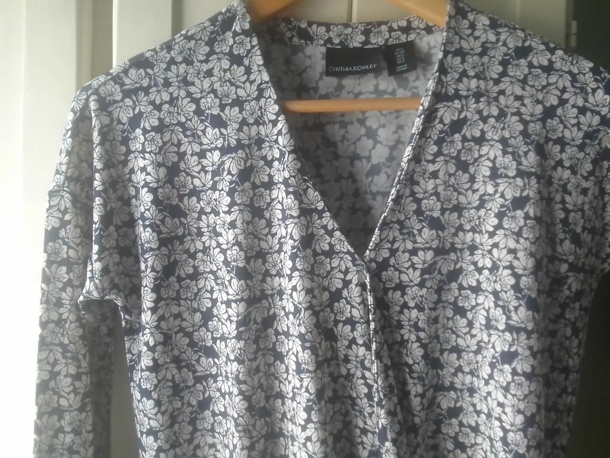 CYNTHIA ROWLEY DESIGNER FLORAL TOP 12 AS NEW - Image 1