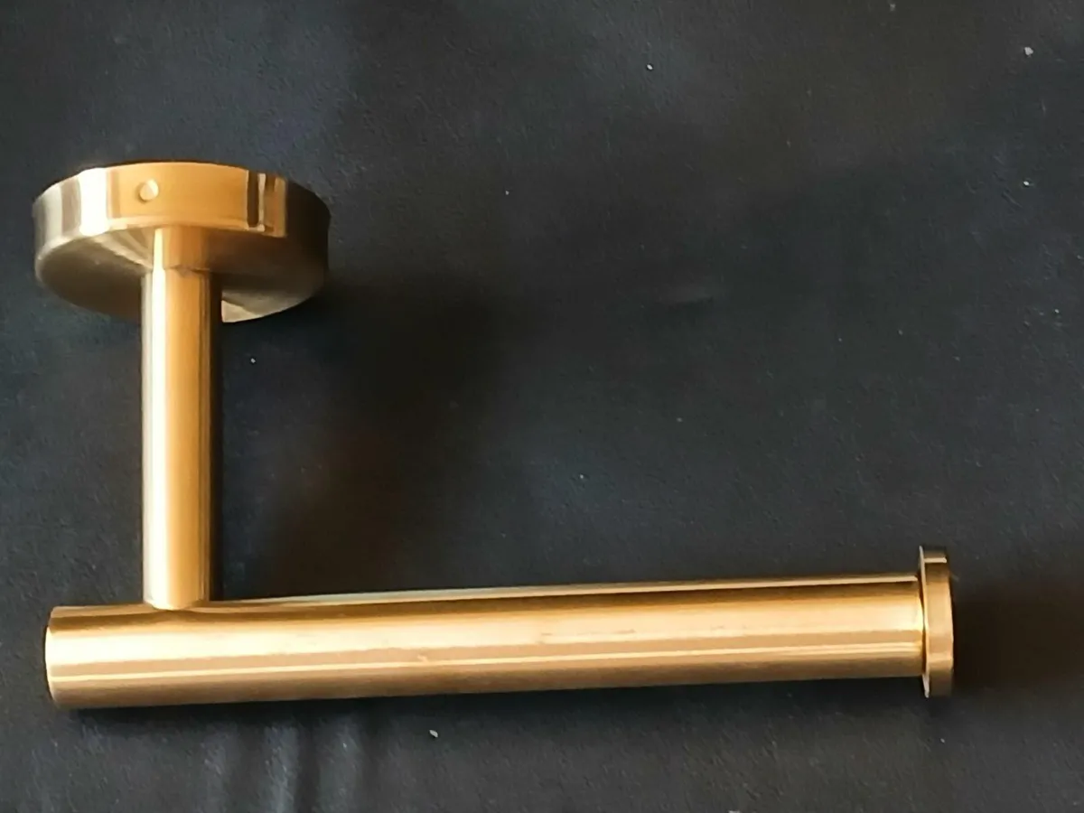 Sinks, taps & gold colour toilet roll holders - Image 4